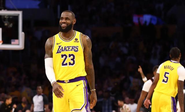 乐鱼体育app-关键时刻之王！38岁詹皇第21个赛季联盟最老更狠辣